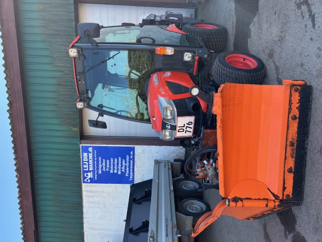 Kompakttraktor med sneplov og saltspreder thumbnail 1