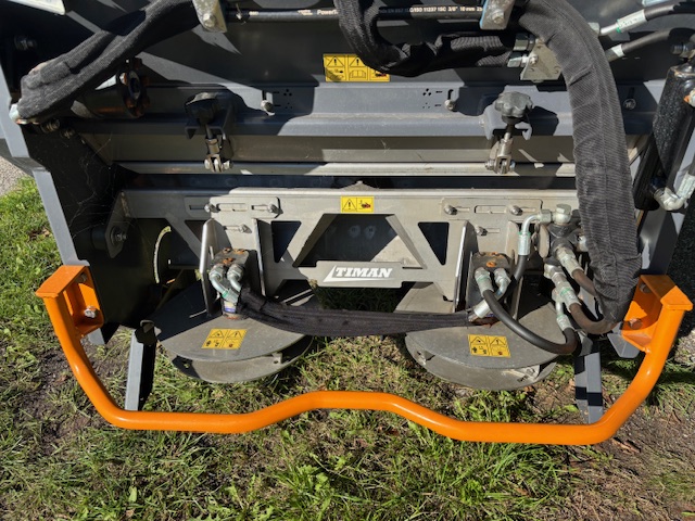 Kompakttraktor med sneplov og saltspreder thumbnail 2